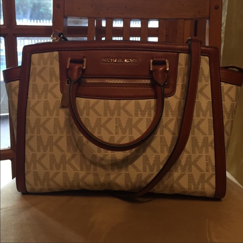 MICHAEL KORS SELMA VANILLA CROSSBODY